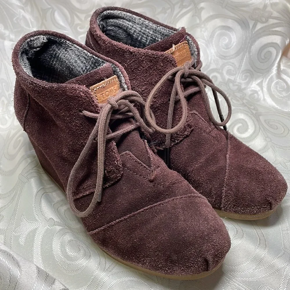 Tom’s tie up suede wedge booties lined in plaid flannel size 5.5